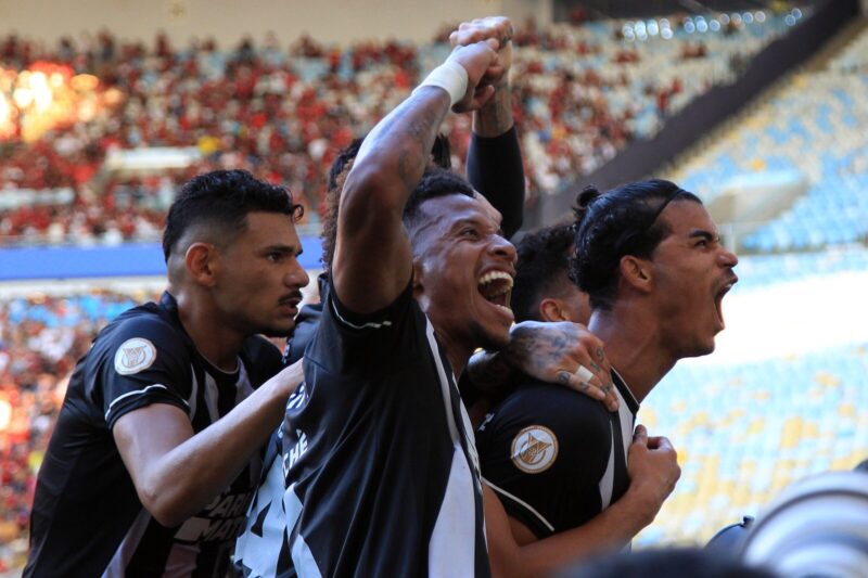 Botafogo vence clássico com Flamengo e se isola na liderança do Brasileirão