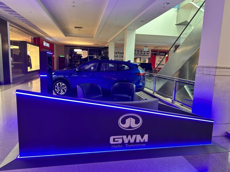 Para anunciar chegada a São Luís, concessionária expõe carros elétricos em shopping center