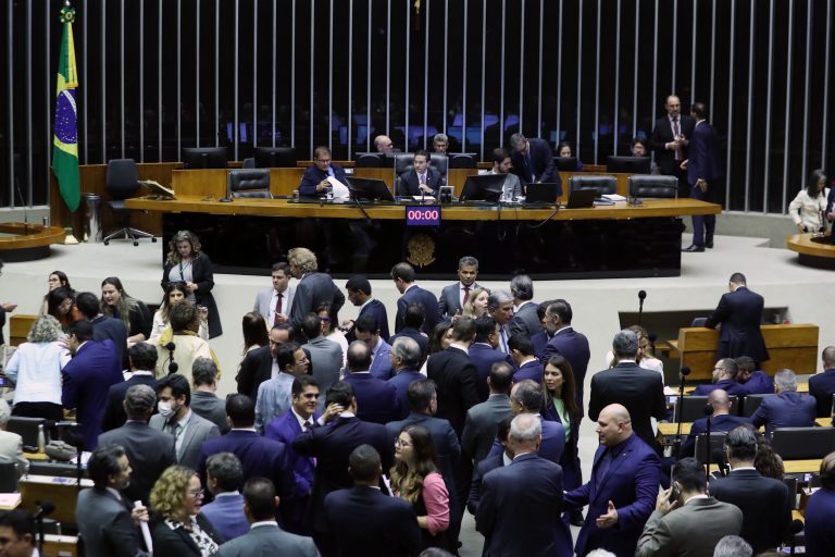 Câmara aprova projeto que suspende trechos de decretos de Lula sobre Marco do Saneamento Básico
