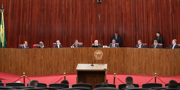 Com placar de 3 a 1 pela inegibilidade de Jair Bolsonaro, TSE suspende votação e retoma julgamento nesta sexta-feira