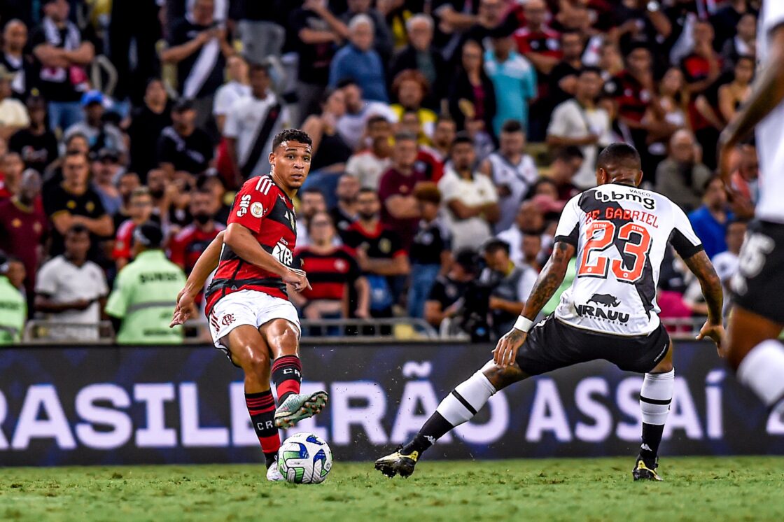 Flamengo amassa o Vasco e empurra rival para penúltimo lugar na classificação do Brasileirão