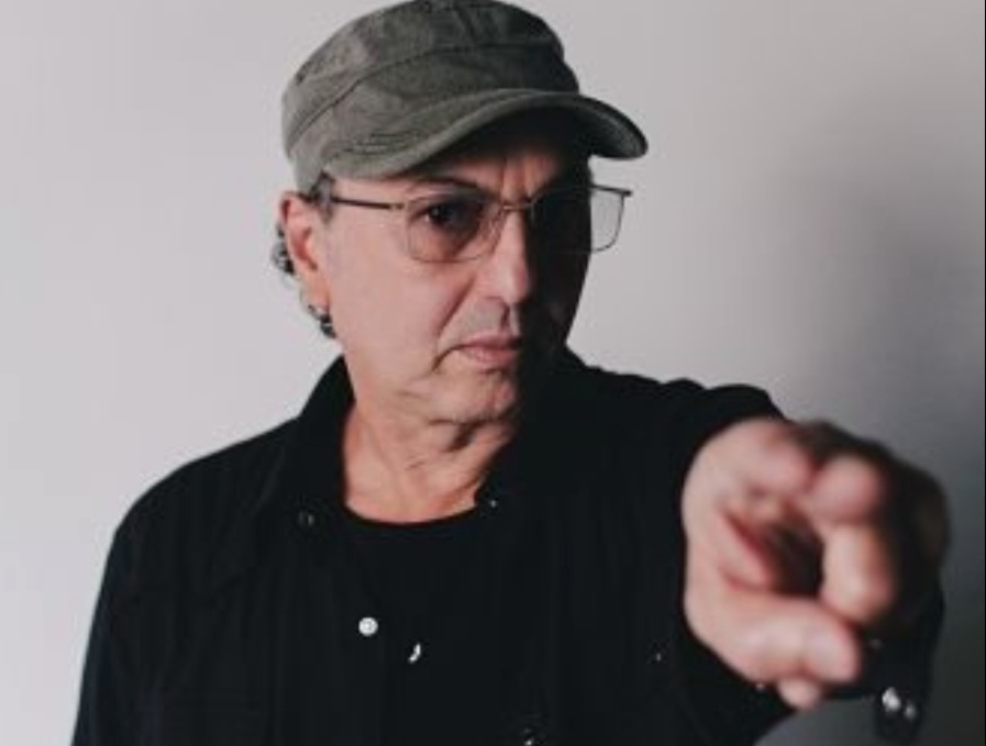 Zeca Baleiro lança nesta sexta-feira, em parceria com Juliano Holanda, single ‘Depois da primavera’