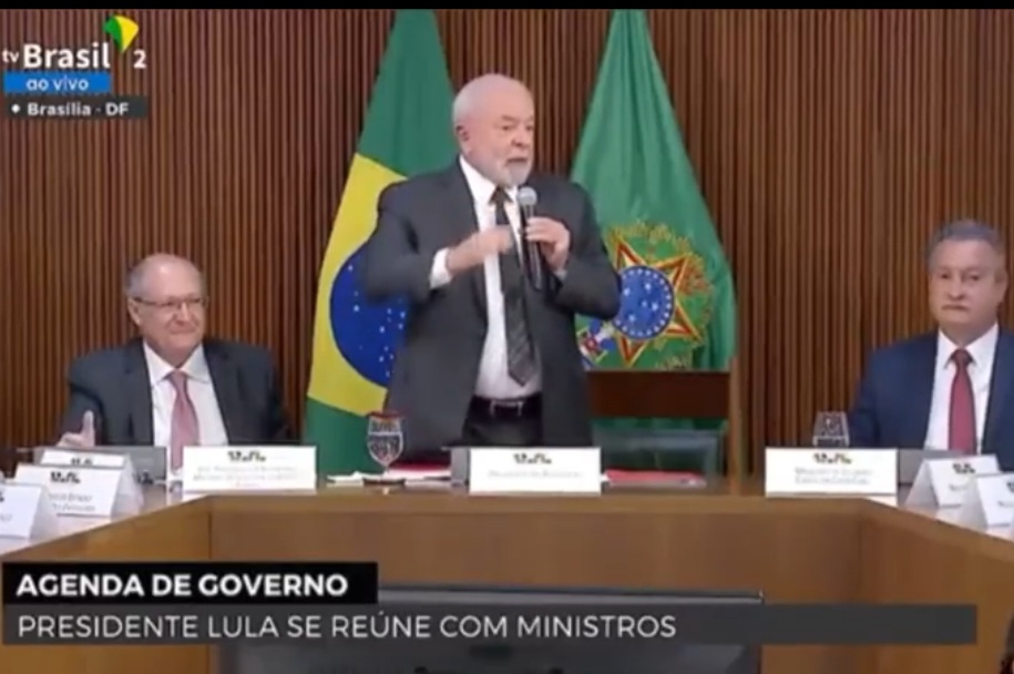 Lula volta a fazer comentário deselegante sobre porte físico de Flávio Dino