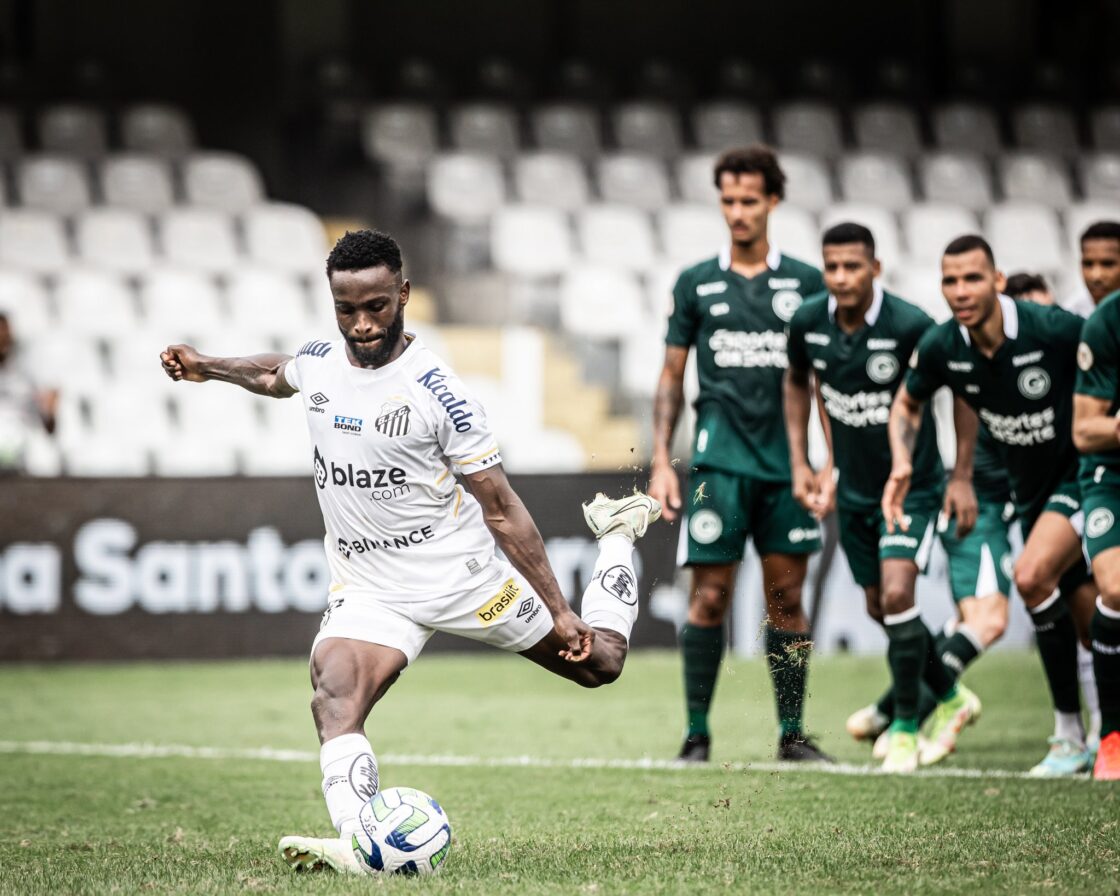 Sob comando de Turra, Santos vence Goiás por 4 a 3 e respira no Brasileirão