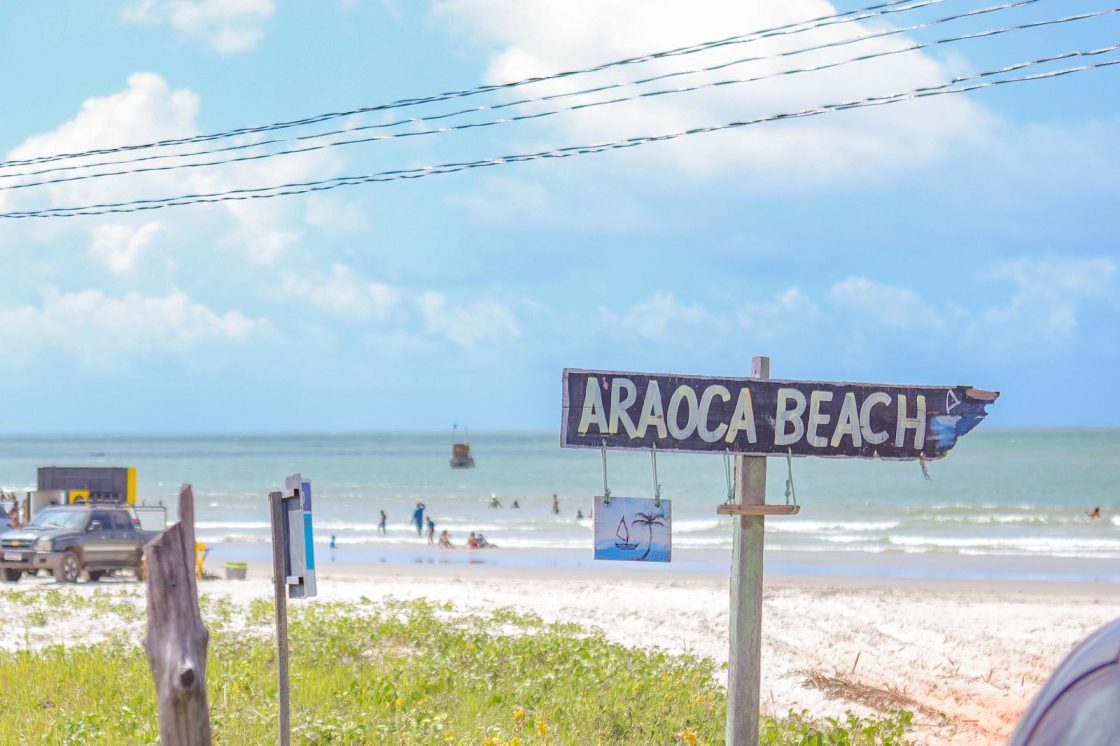 Carlos Brandão autoriza asfaltar acesso a Araoca, uma das mais belas praias do Norte maranhense