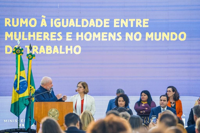 Agora é lei: homens e mulheres passam a ter salários iguais se exercerem a mesma função