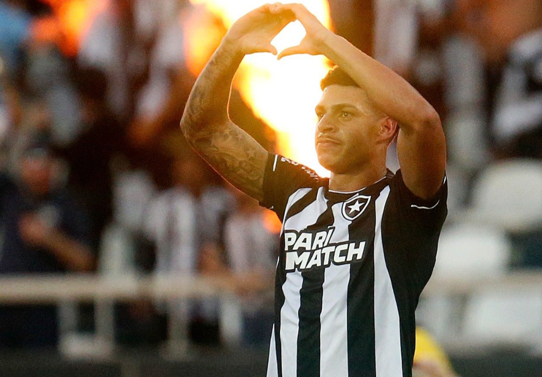 Com vitória sobre Vasco, Botafogo dispara na liderança do Brasileirão