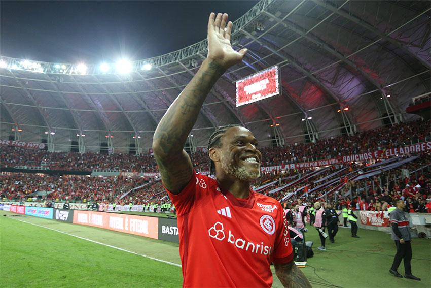Internacional avança e Athletico Paranaense dá adeus à Libertadores