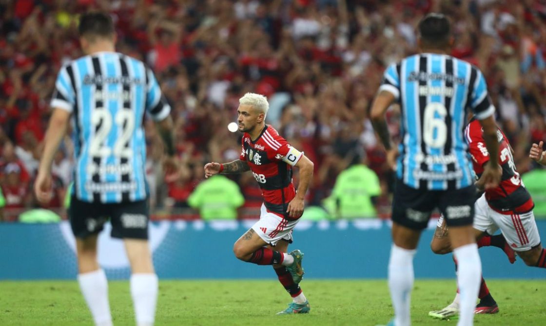 Flamengo derrota Grêmio na volta e decide Copa do Brasil com São Paulo