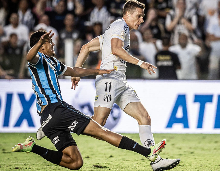 Em jogo de oito gols, Corinthians e Grêmio empatam em 4 a 4 nesta segunda-feira
