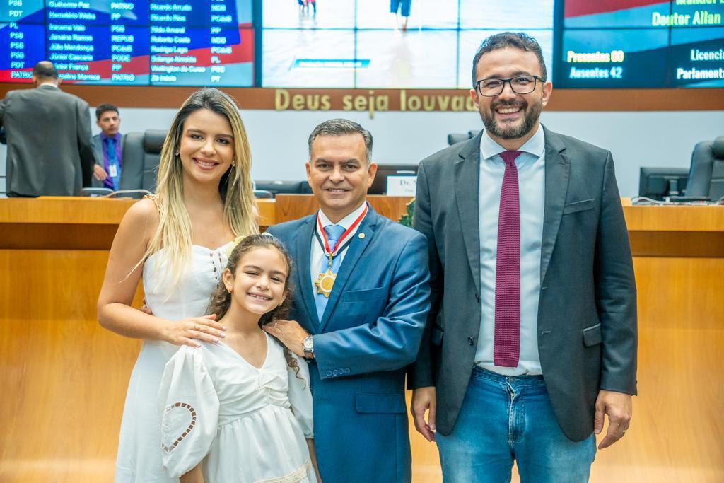 Deputado federal Allan Garcês recebe Medalha Manuel Beckman na Assembleia Legislativa