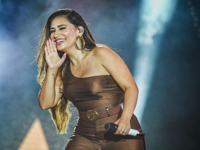 A noite deste domingo será de “Erro Gostoso” na Praça Maria Aragão com show da cantora Simone Mendes