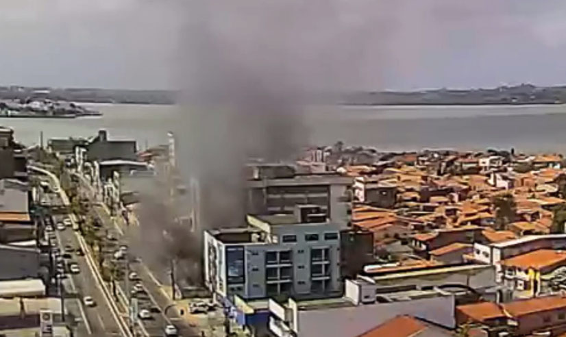 Uma assustadora nuvem de fumaça causada por incêndio em terreno baldio no São Francisco