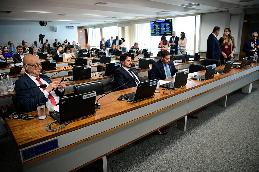 PEC que limita decisões monocráticas e pedidos de vista no Judiciário aprovada no Senado