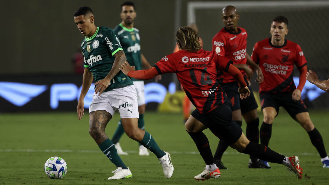 Palmeiras bate o Athletico Paranaense e se iguala em pontos ao Botafogo