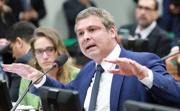 Vice-líder do governo no Congresso muda meta fiscal de zero para déficit de 1% do PIB
