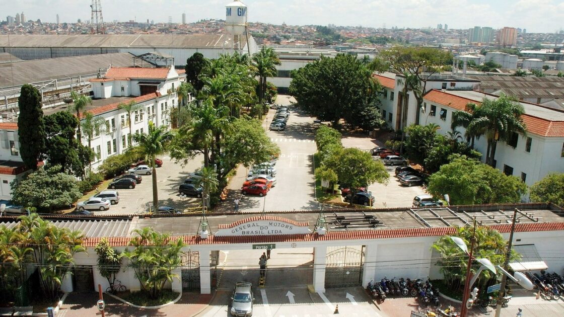 GM continuará no Brasil e acena abertura para híbridos