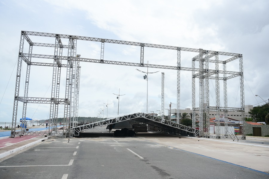 Começa montagem do palco para festa da virada do ano na Litorânea