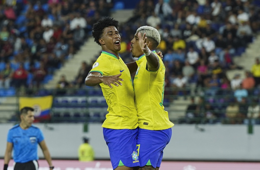 Com gols de Endrick e John Kennedy, Brasil vence Colômbia pelo Pré-Olímpico