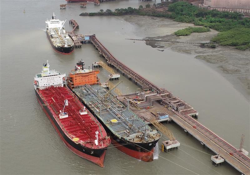 Porto do Itaqui realiza em dois dias operação simultânea inédita com navios de combustíveis