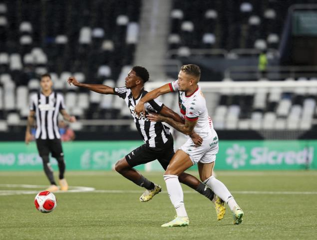 Botafogo sai na frente, mas cede empate à Portuguesa no Nilton Santos