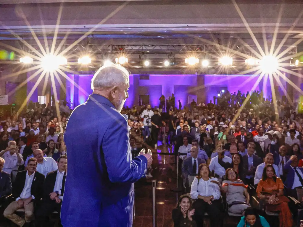 Lula assina acordo para criação de parque aeroespacial na Bahia