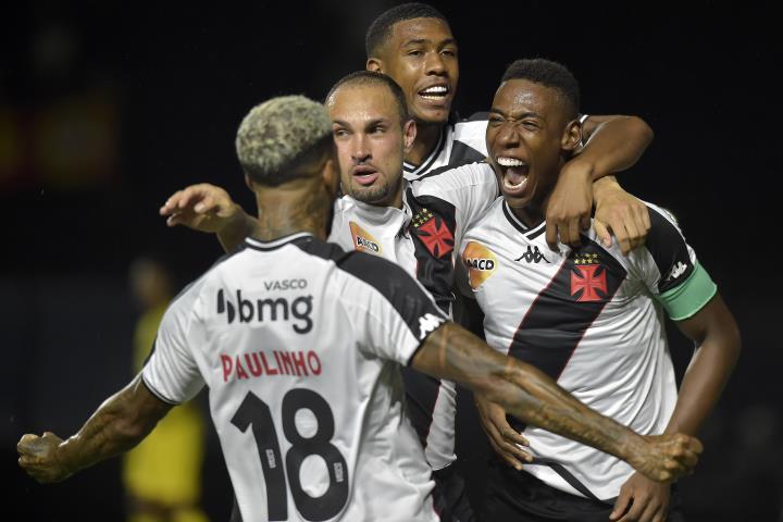 Vasco derrota Madureira e alcança liderança do Campeonato Carioca