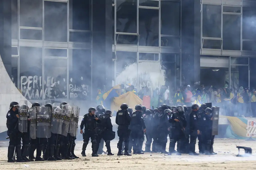 Especialistas apontam intenções por trás da tentativa de golpe em 08 de janeiro