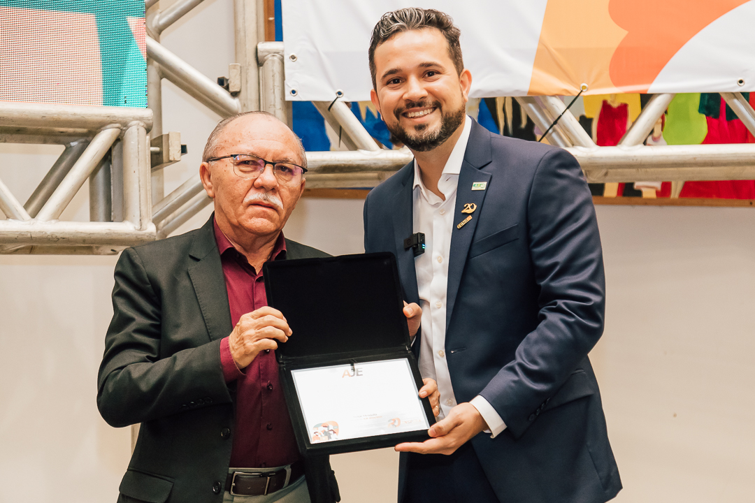 Aje empossa diretoria e homenageia presidente da Federação do Comércio