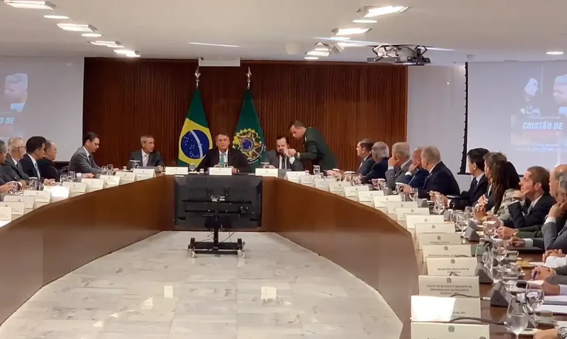 Em vídeo, Jair Bolsonaro orienta ministros a questionar urnas e Judiciário