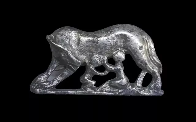 Achado na Espanha antigo broche de prata retratando Rômulo e Remo, fundadores de Roma