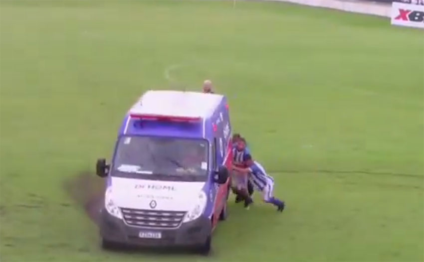 Ambulância atola no gramado no Nhozinho Santos e jogadores socorrem motorista
