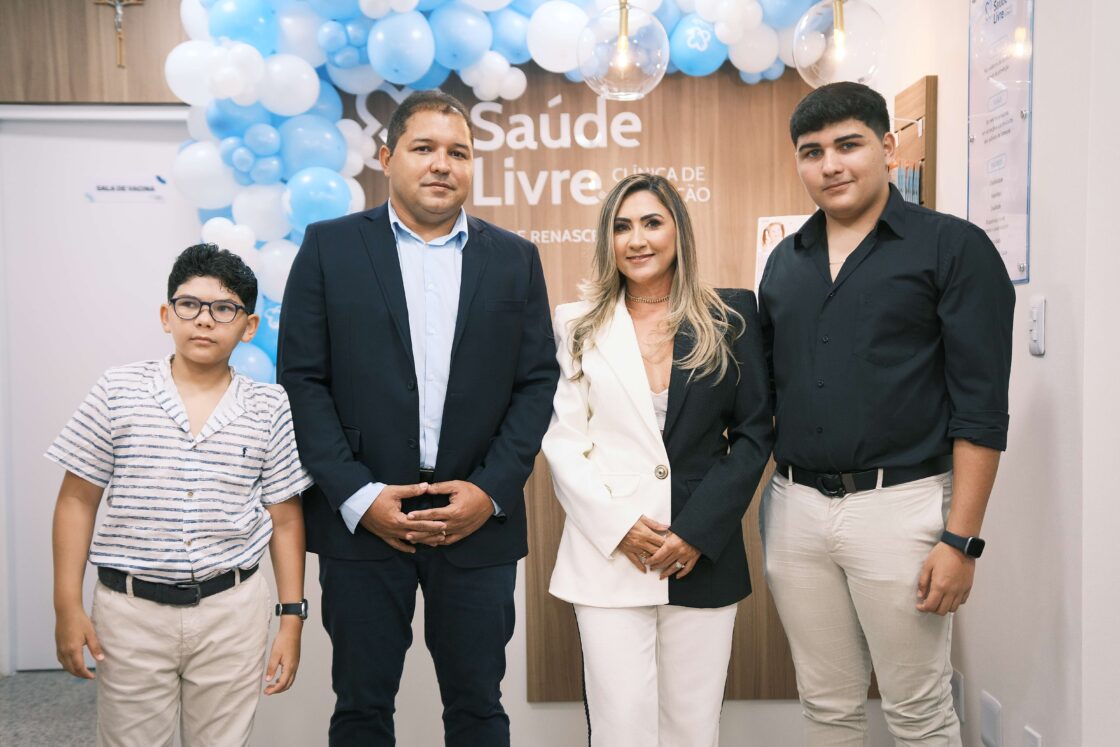 Ângela Duarte com o esposo Higor Trindade e os filhos Matheus de Jesus e Arthur de Jesus