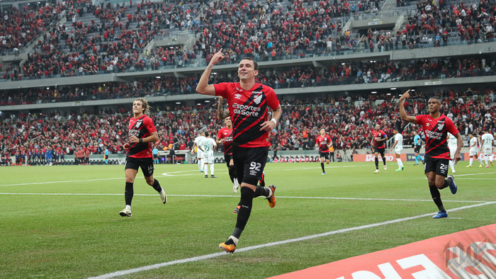 Atlético Paranaense goleia o Cuiabá e assume liderança do Brasileirão