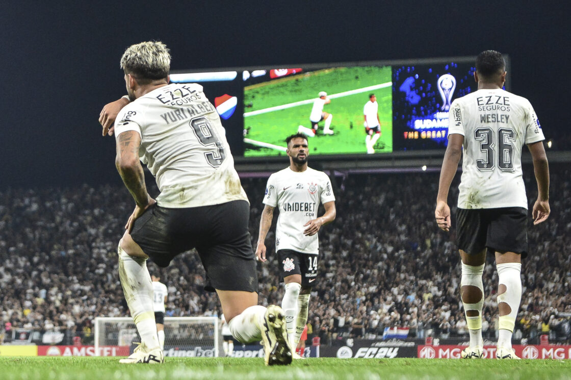 Corinthians e Athletico Paranaense vencem por goleada na Sul-Americana