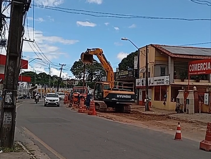 Obras da Caema na Avenida Edson Brandão deixa trânsito lento no bairro do Anil