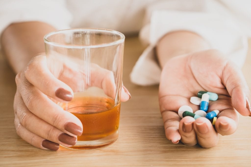 Conheça os riscos de se misturar bebida alcoólica com medicamentos