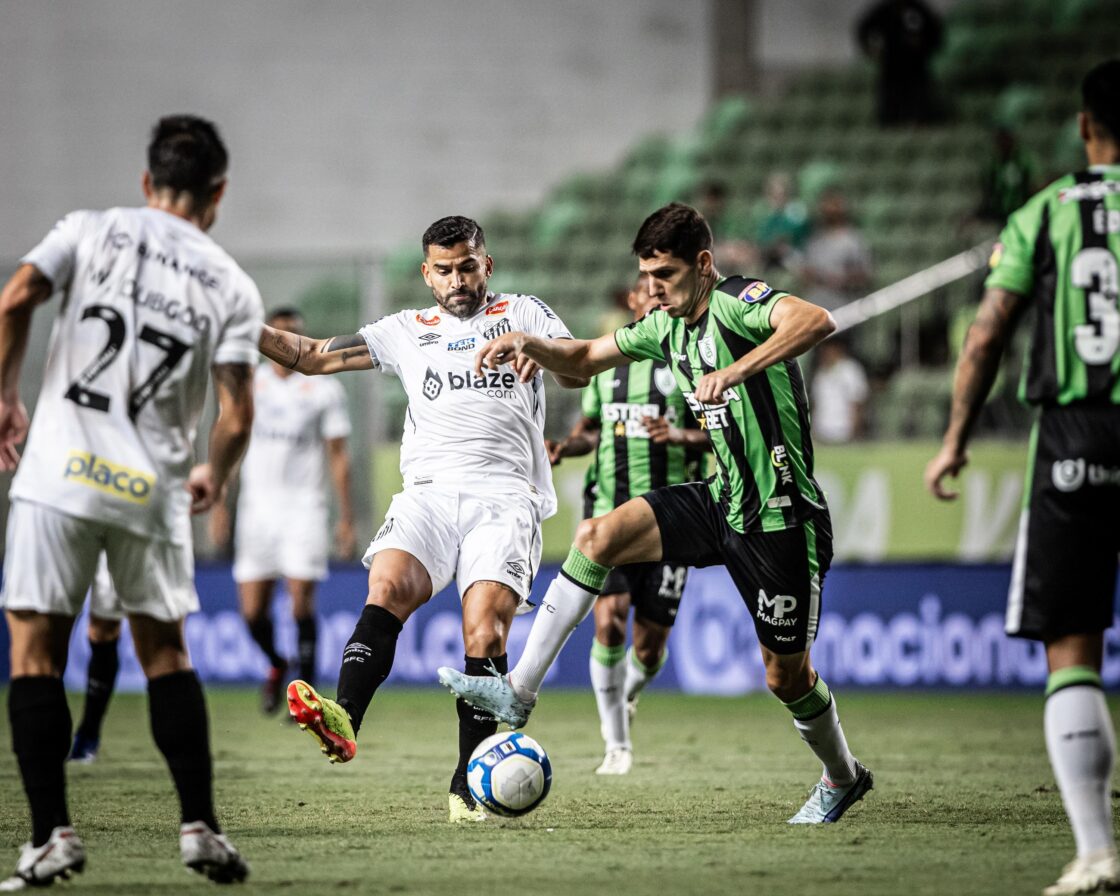 América Mineiro vence o Santos e divide liderança da Série B