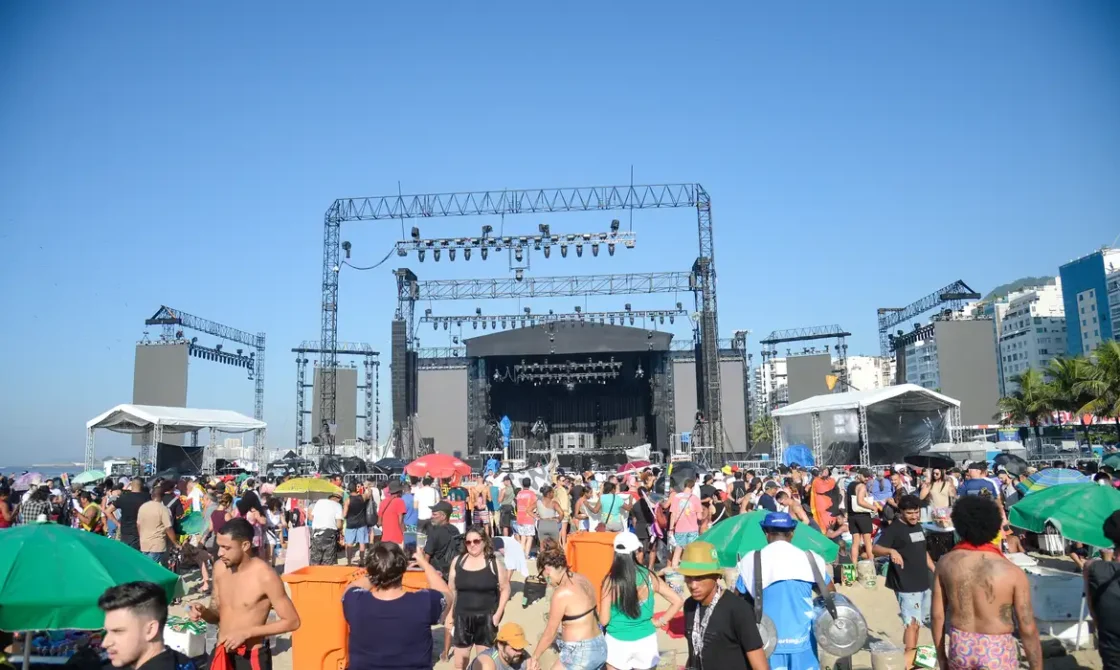 Com início previsto para às 21h45, fãs já se aglomeram em frente a palco do show da Madonna no Rio de Janeiro