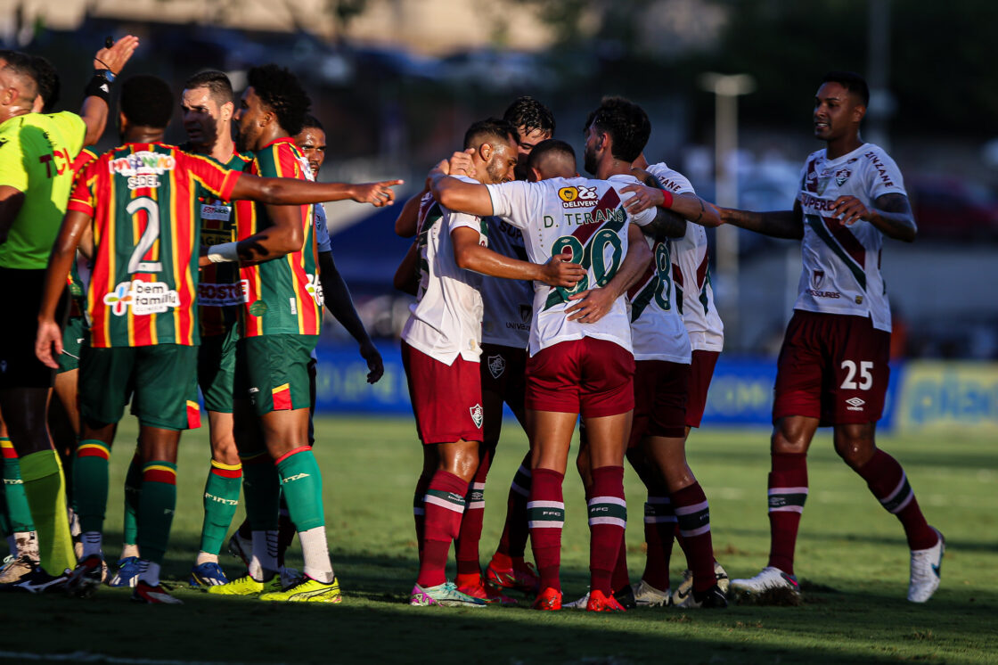 Com time alternativo, Fluminense se impõe diante do adversário e encaminha classificação