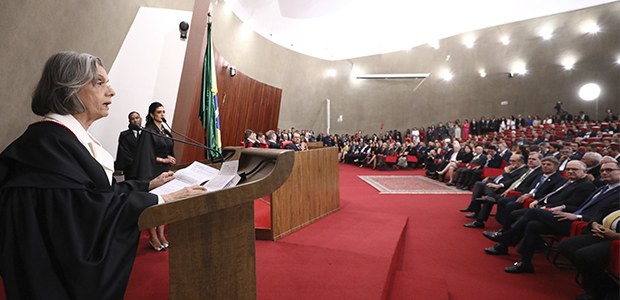 “Mentira continuará a ser duramente combatida”, diz ministra Cármen Lúcia ao tomar posse no TSE