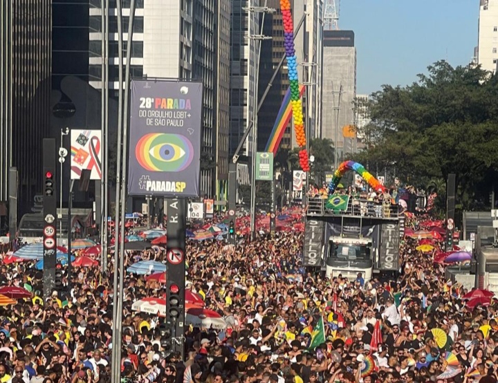 Parada LGBT+ de São Paulo ocupa Avenida Paulista e reivindica políticas públicas