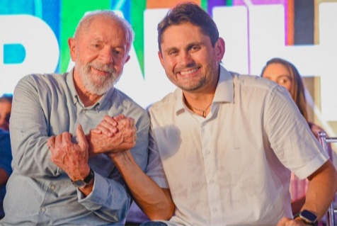Juscelino Filho anuncia entrega de 55 mil chips de celular na rede pública do Maranhão