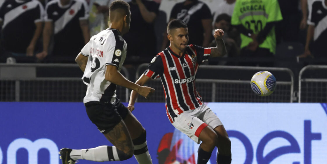 Vasco goleia São Paulo e sai da zona de rebaixamento do Brasileirão