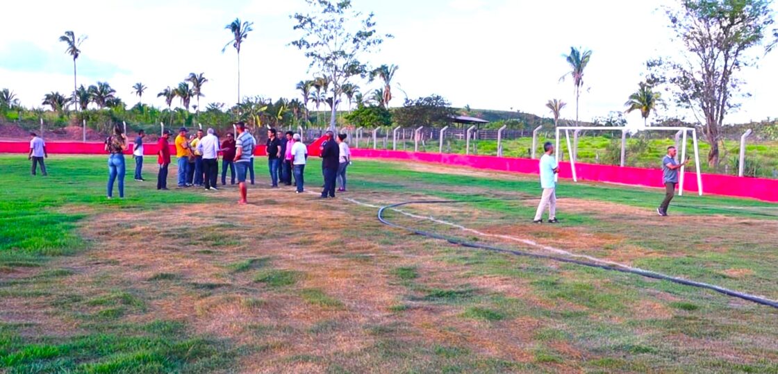 Hildo Rocha reprova campo de futebol financiado com emenda que ele destinou para a prefeitura de Amarante