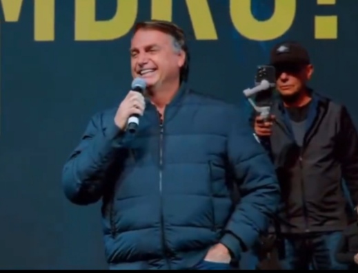 Bolsonaro evita falar sobre seus indiciamentos evento da CPAC em Santa Catarina