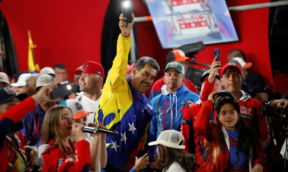Proclamado presidente reeleito da Venezuela, Maduro acusa golpe de Estado