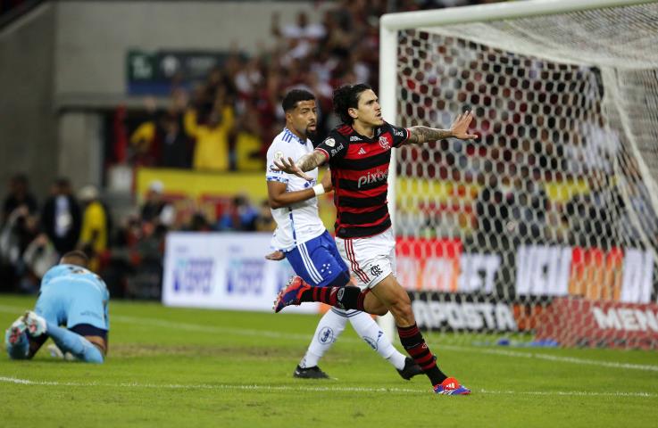 Flamengo vence Cruzeiro e se isola na liderança e Fluminense afunda no rebaixamento