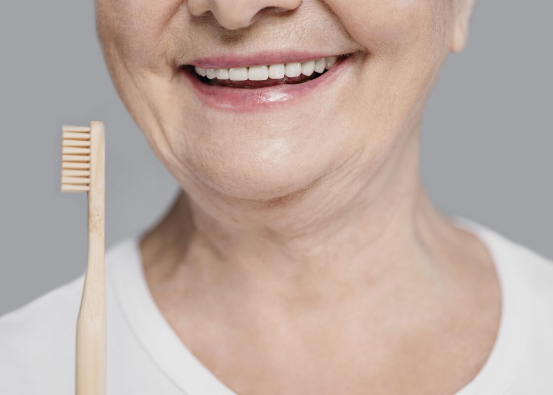 Especialista alerta que palitos de dente podem colocar o sorriso das pessoas em risco