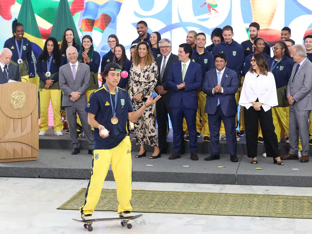 Presidente Lula recebe atletas olímpicos e defende mais apoio público ao esporte Presidente da República, Luiz Inácio Lula da Silva, durante encontro com atletas dos Jogos Olímpicos de Paris 2024, no Palácio do Planalto (Foto: Valter Campanato/Agência Brasil)